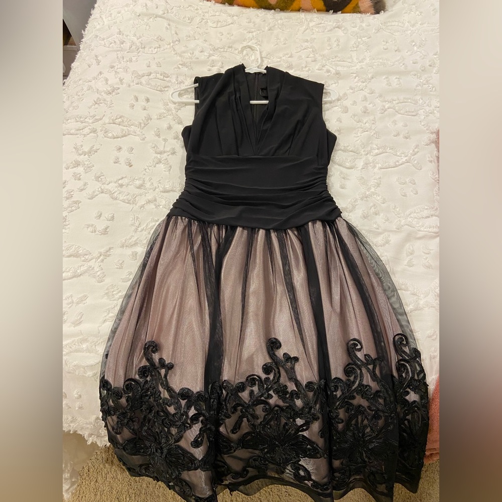 Black and beige SLNY dress! Size 4 with an elegant look!